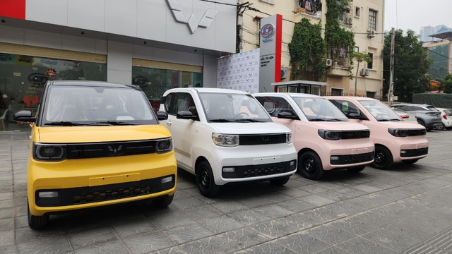 Chiếc Wuling Mini EV LV1 120 km (màu trắng) có đặc điểm nhận diện phía ngoài là bộ mâm sắt màu đen cùng đèn chiếu sáng halogen dạng choá.