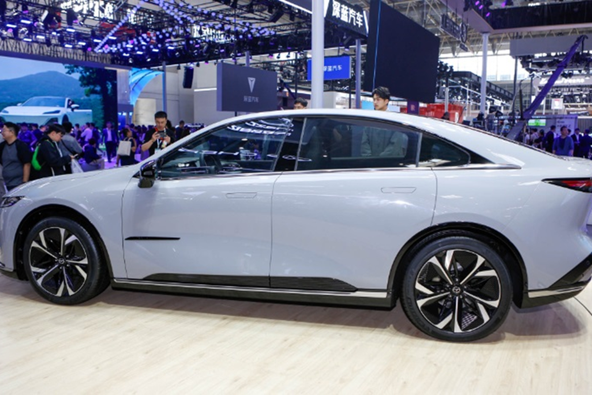 Mazda EZ-6 sở hữu chiều dài x rộng x cao lần lượt là 4.921 x 1.890 x 1.485 mm. Kích thước này lớn hơn đáng kể so với Mazda6 hiện tại (4.865 x 1.840 x 1.450 mm). Xe có thiết kế mang hơi hướng thể thao với trần xe vuốt dốc kiểu fastback và cánh gió liền cốp mở chủ động.