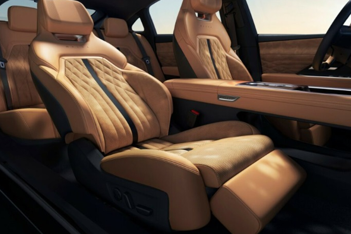 Phía sau, đèn hậu vẫn giữ lại 2 vòng tròn LED đặc trưng mỗi bên nhưng được bổ sung thêm dải LED vắt ngang nắp cốp. Logo Mazda phía sau được loại bỏ và thay bằng dòng chữ MAZDA.