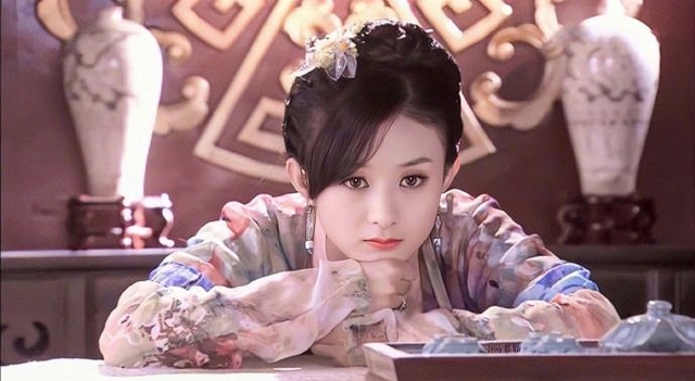 Thác Điểm Uyên Ương là phim đầu tiên Triệu Lệ Dĩnh được giao vai nữ chính. Phim đã lên sóng được 12 năm