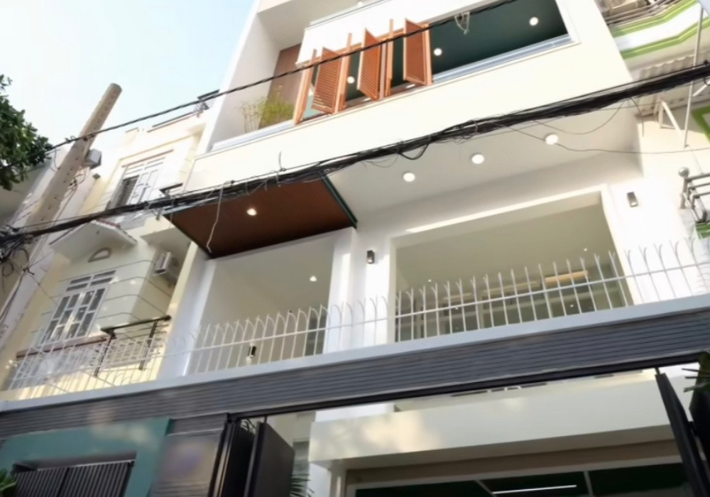 Nhà có 4 tầng kèm 1 hầm xe theo lối kiến trúc hiện đại. “Ngôi nhà do tôi lên ý tưởng thực hiện. Chúng tôi dành thời gian tham khảo các mẫu nhà, vật liệu xây dựng, sau đó trao đổi với kiến trúc sư để hoàn thiện bản vẽ cuối cùng”, Thu Trang chia sẻ. 