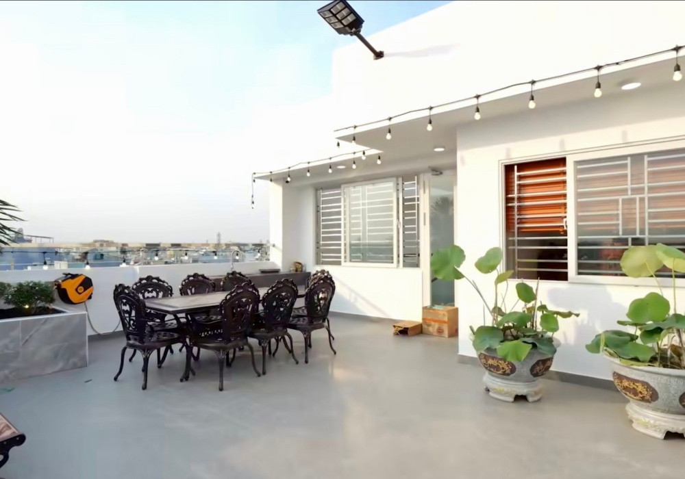 Nam diễn viên và bà xã quyết định chọn lối thiết kế hiện đại, trẻ trung. Nhà được thiết kế tận dụng tối đa không gian làm nơi sinh hoạt. Nội thất chủ yếu sử dụng các gam màu trung tính như: trắng, đen, xám, be…