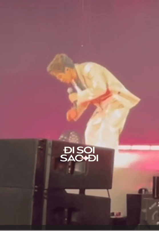 Hà Anh Tuấn gục trên sân khấu.