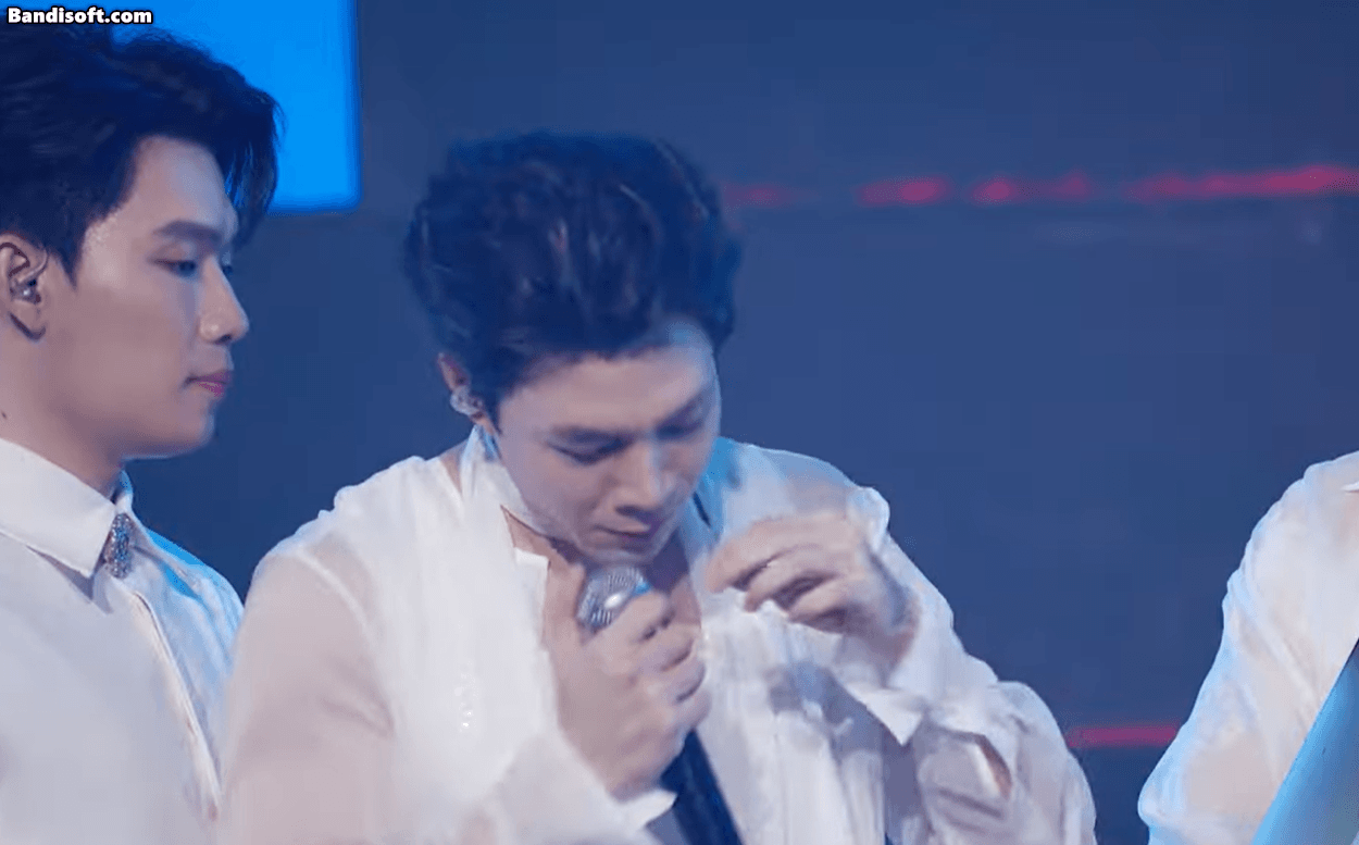 Cảnh Atus khóc và quay mặt đi gây tò mò