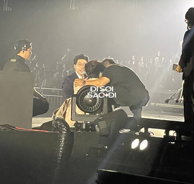 Loạt hình ảnh đáng quan ngại của Hà Anh Tuấn trên sân khấu.