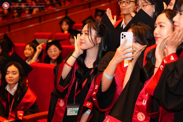 Chỉ là khoảnh khắc thoáng qua nhưng ai cũng phải xao xuyến