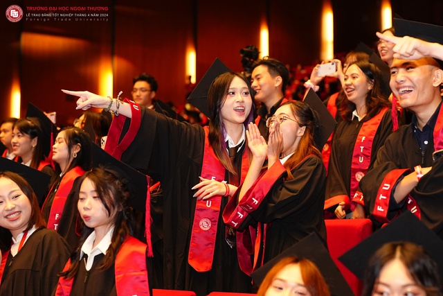 Dù sao thì hãy luôn cười thật tươi trong dấu mốc đánh dấu sự trưởng thành của chúng mình nhé!