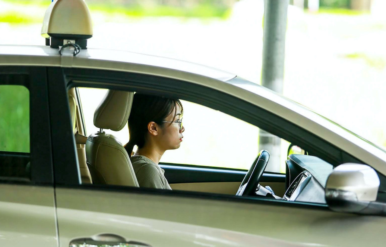 Sẽ phạt tiền giáo viên nếu để học viên không đeo phù hiệu khi lái xe tập lái. Ảnh minh họa: Anh Hùng