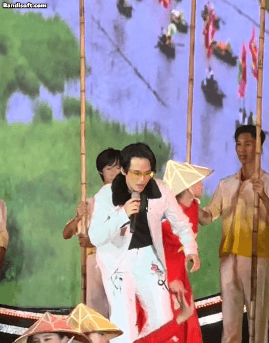 Hà Anh Tuấn đang đứng thì loạng choạng ngồi xuống sân khấu.