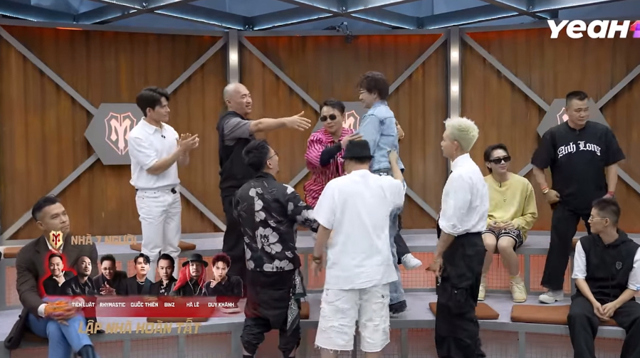 Tiến Luật và các thành viên của đội Nhà Trẻ vui mừng chào đón thêm Duy Khánh