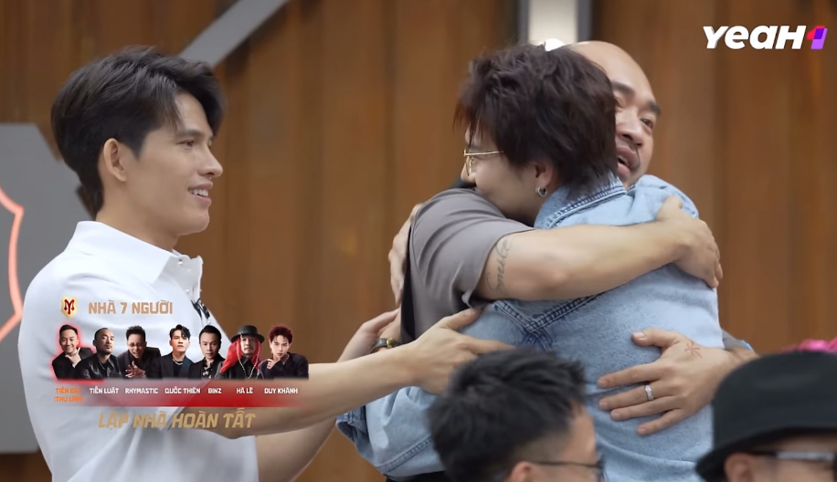 Tiến Luật ôm đàn em và nói nếu Duy Khánh từ chối sẽ giận thêm 8 năm nữa