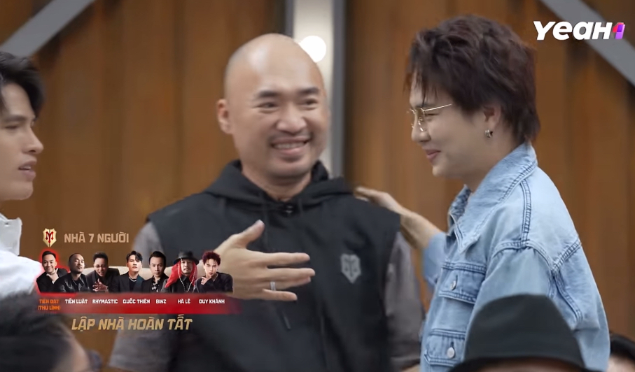 Cả hai trông rất vui vẻ, thân thiết với nhau