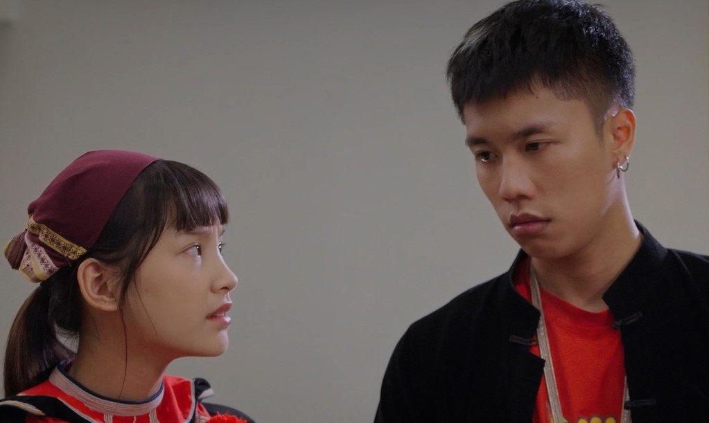 Chải dắt Pu sang nhà thuyết phục bố hoãn cưới. 