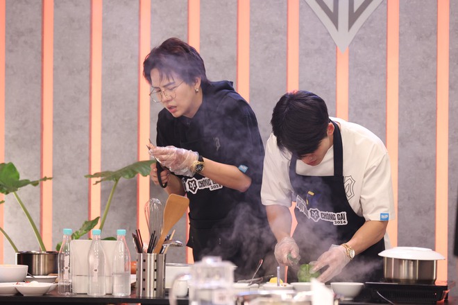 Việc đưa thử thách nấu ăn vào 1 show âm nhạc của nhà sản xuất Anh Trai Vượt Ngàn Chông Gai vấp phải tranh luận