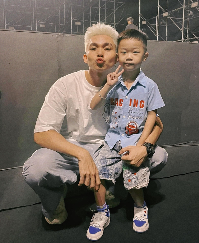 Jun Phạm và bé Trí Kha, một bệnh nhân tim.