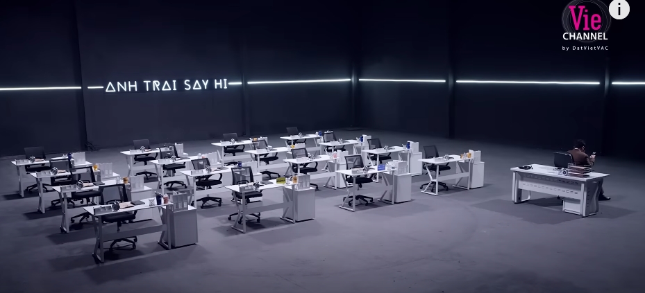 Hình ảnh căn phòng với 16 bộ bàn ghế của các anh trai, một chiếc bàn tách biệt là của MC Trấn Thành