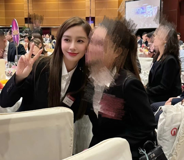 Angelababy tham gia một hoạt động tại Hong Kong