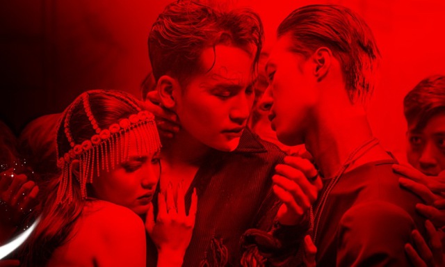 Anh trai không phải lần đầu tiên tung MV gây sốc, trước đó anh từng có nụ hôn tranh cãi trong MV Thiêu Thân