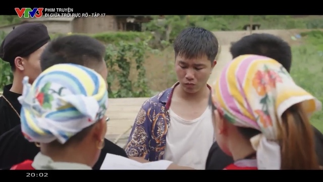 Bà con trong bản đứng vây quanh nhà ông Chiểu đòi nợ