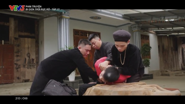 Chải về nhà bị bọn đòi nợ túm áo để tìm ông Chiểu