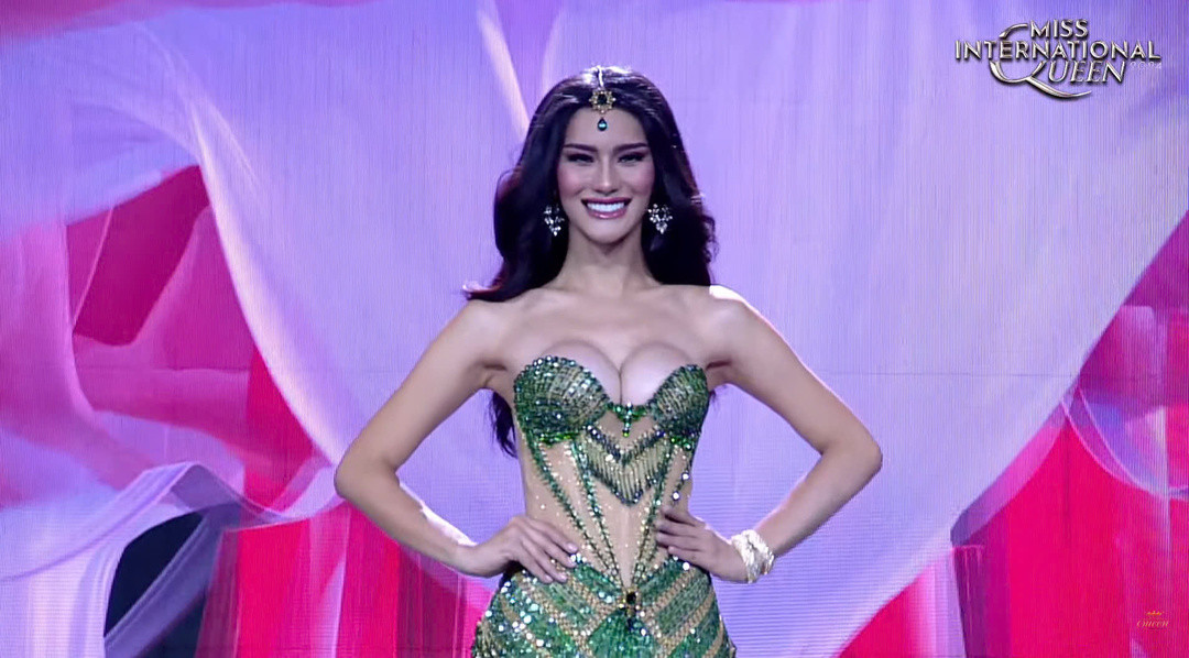 Đại diện Philippines Sophia Nicole Arkanghel diện thiết kế đầy táo bạo.