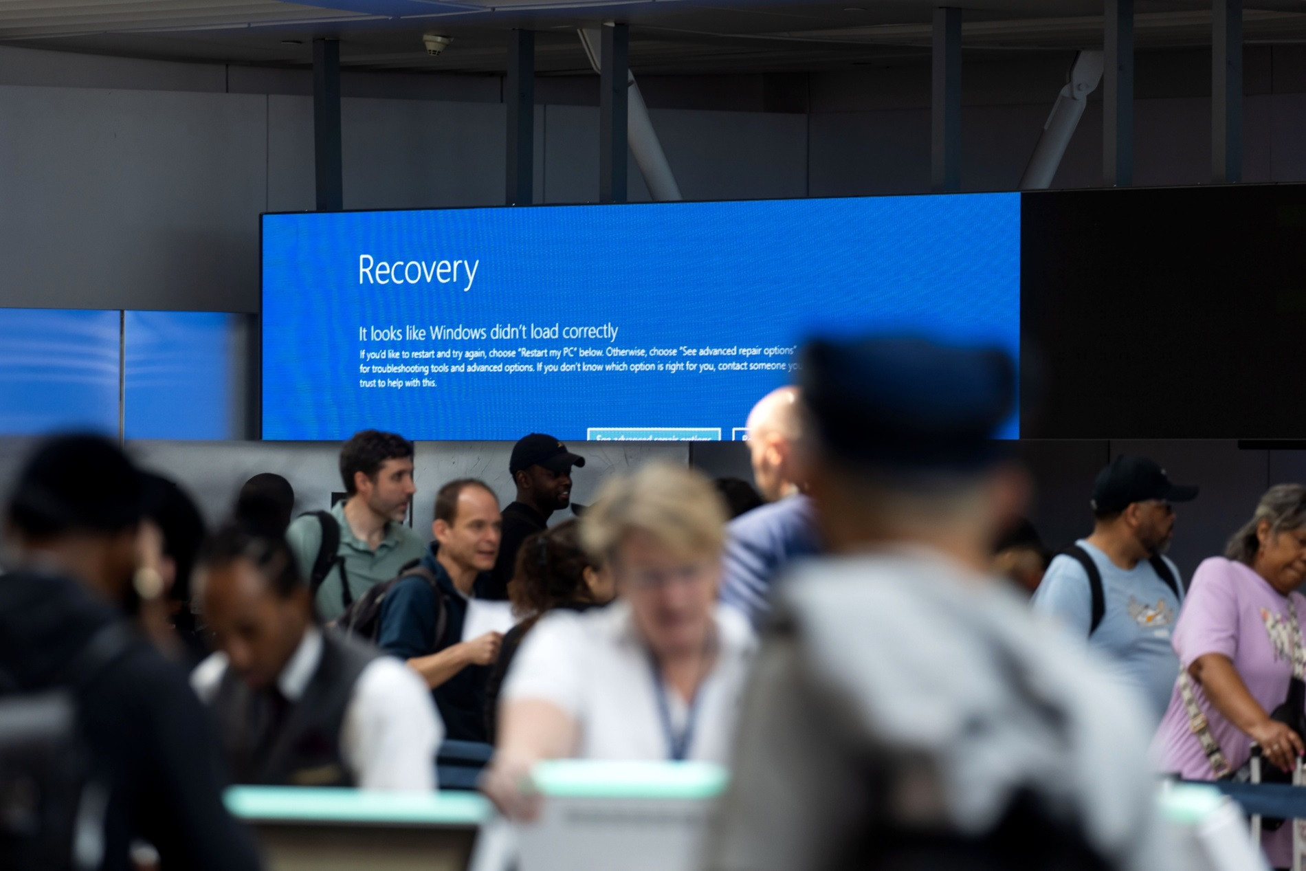 Màn hình Windows Recovery hiển thị tại sân bay quốc tế John F. Kennedy ở New York, Mỹ ngày 19/7. Ảnh: Bloomberg