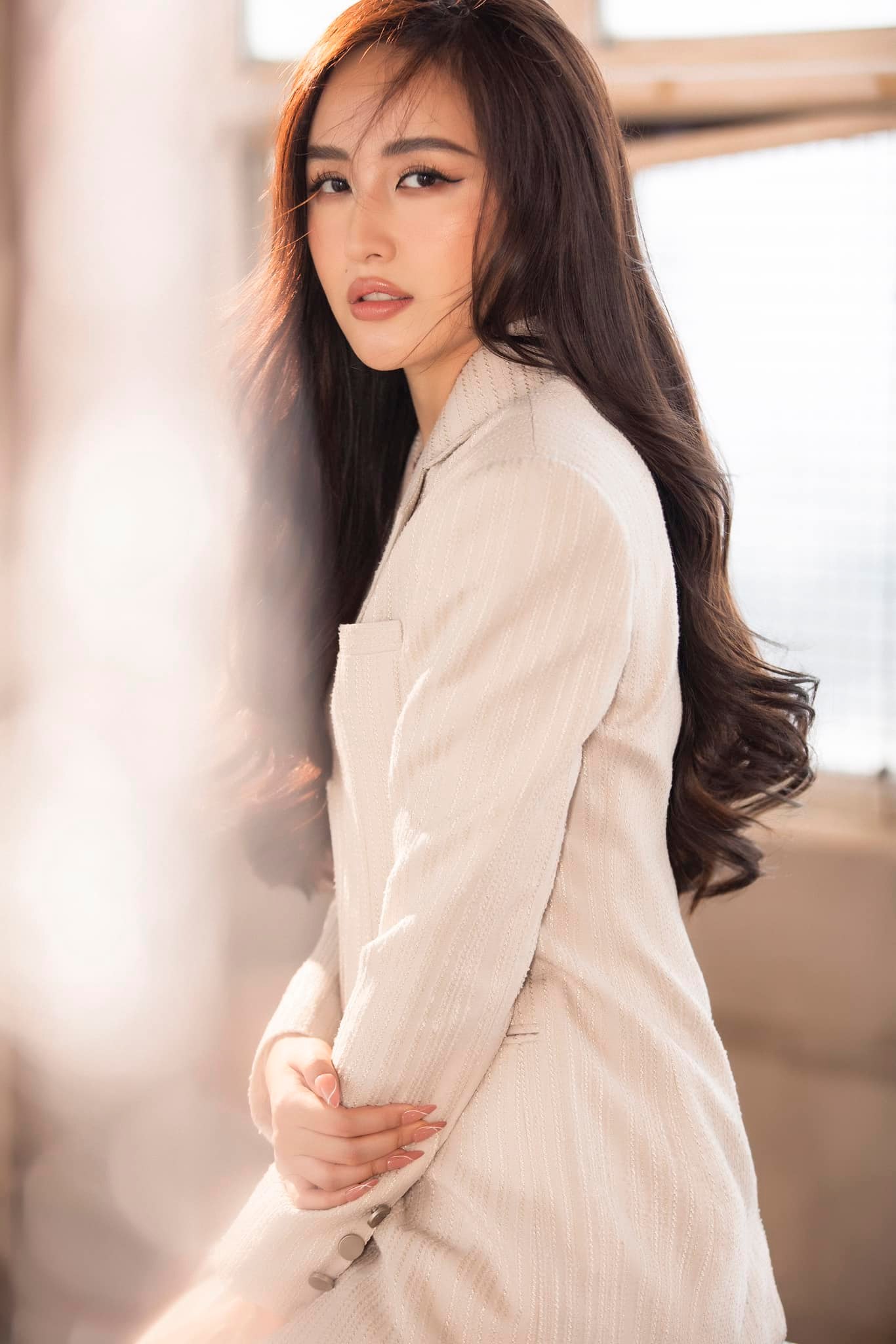 Về chuyện tổ chức đám cưới, người đẹp 8x cho biết sẽ không giấu giếm, nhưng cũng không chọn cách công bố rầm rộ trên truyền thông