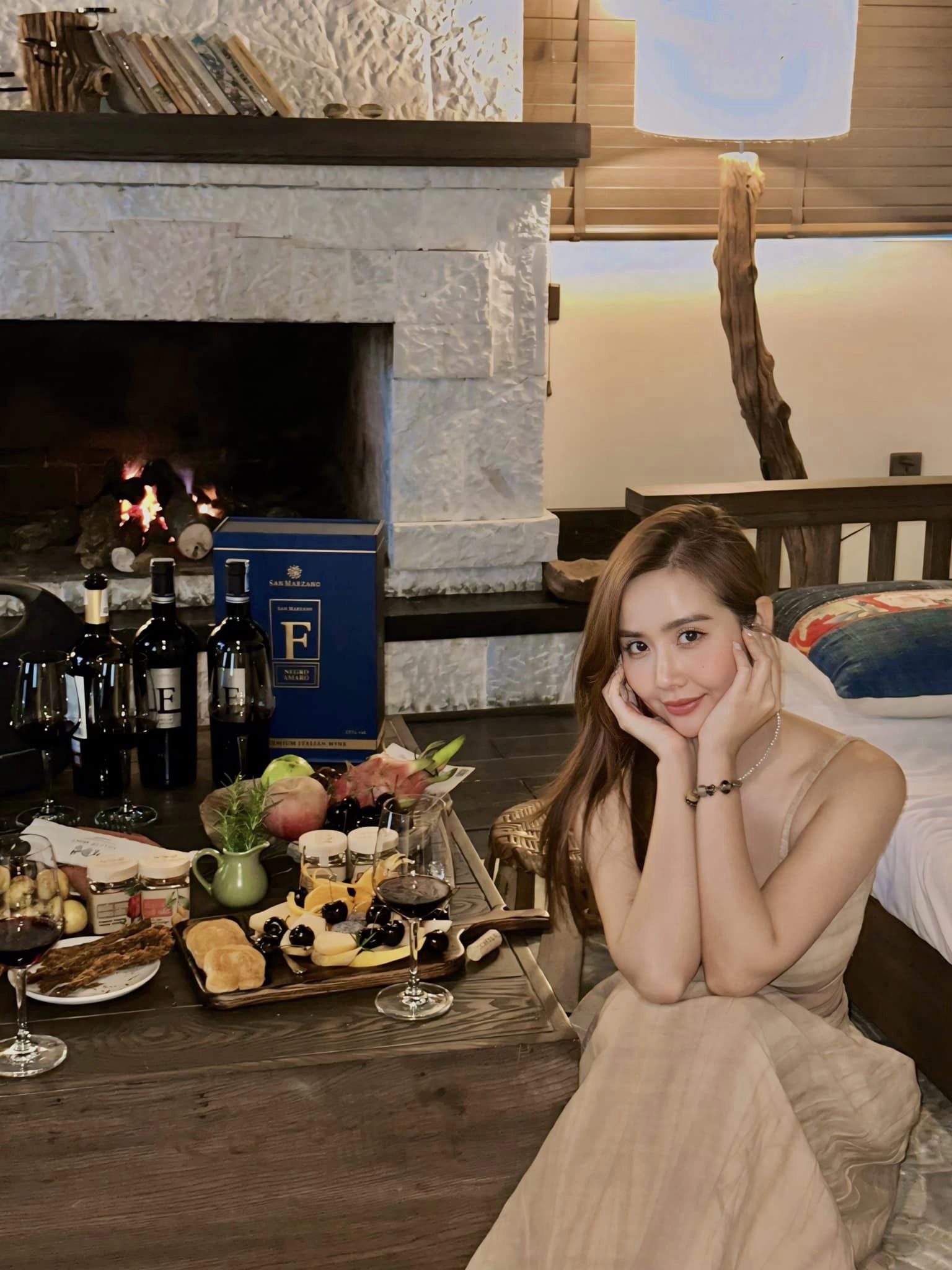 Tháng 6/2024, Huyền Lizzie và một người đàn ông lạ bị soi hành động tình cảm trong tiệc sinh nhật