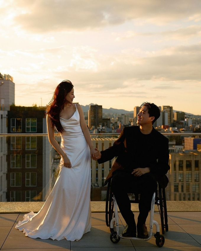 Cái nắm tay trân trọng của Song Jieun - Park We trong từng khung hình thể hiện tình cảm bền chặt, gắn bó của cặp đôi. Đặc biệt, khoảnh khắc họ nhìn nhau trong ánh hoàng hôn lãng mạn tựa cảnh phim khiến ai ai cũng 