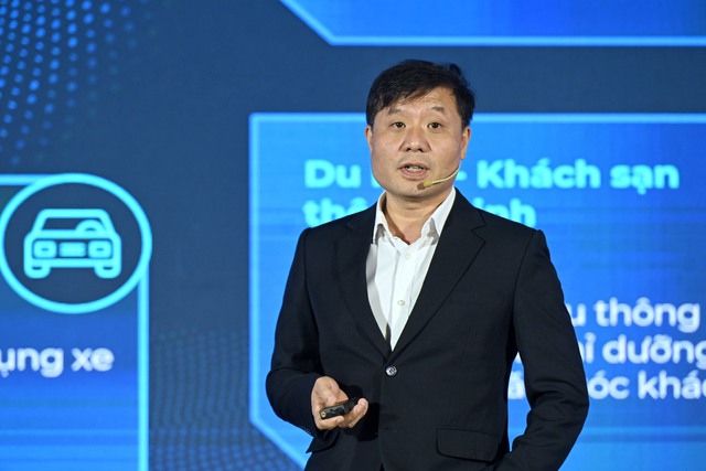 GS Vũ Hà Văn chia sẻ về cơ hội bứt phá từ AI tạo sinh tại AI4VN 2024. Ảnh: MH