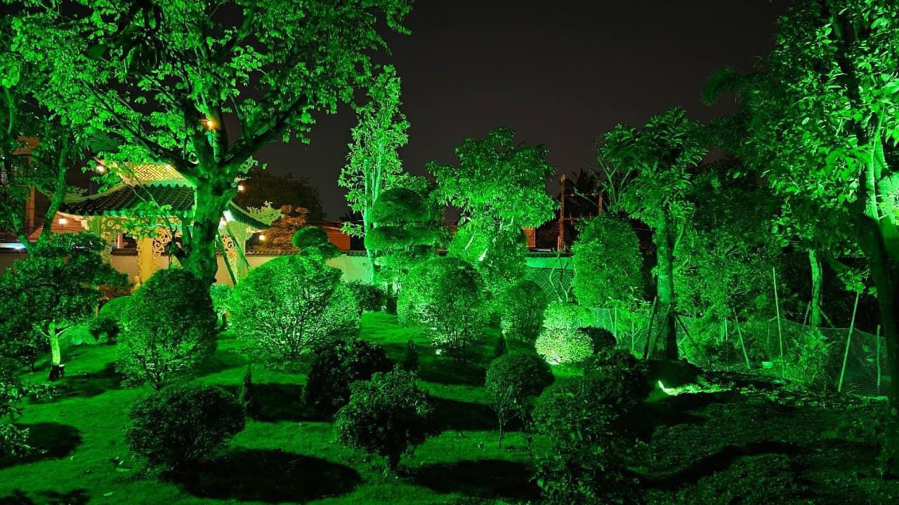 Việt Trinh chọn vị trí đẹp nhất trong khuôn viên để đặt tượng Quan Thế Âm và nơi thờ cúng. Là Phật tử, chị chăm chút không gian thiền, đọc kinh mỗi ngày. 