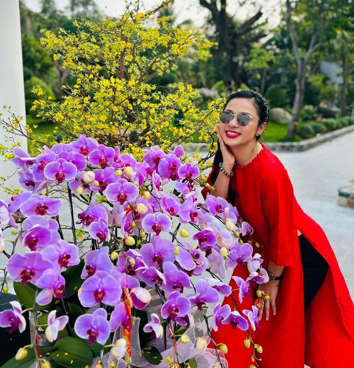 Việt Trinh sinh năm 1972, là diễn viên nổi tiếng thập niên 1990 với các phim như: 