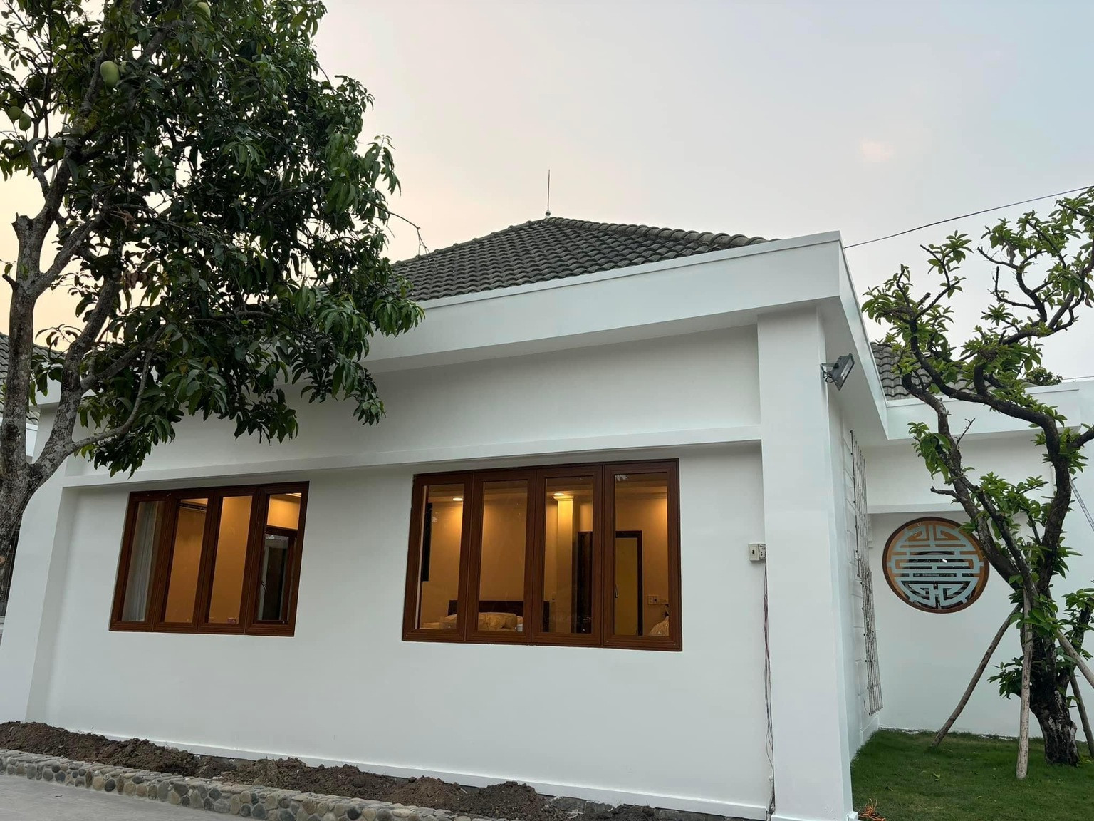 Căn biệt thự của diễn viên Việt Trinh có diện tích rộng, không gian thoáng mát, tường bao xung quanh được sơn màu trắng, xây dựng kiên cố và vững chắc. 