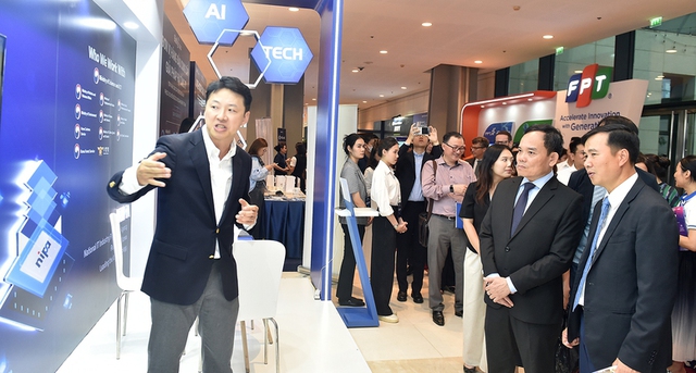 Trưởng Ban Kinh tế Trung ương, Phó Thủ tướng Trần Lưu Quang tham quan và trực tiếp trải nghiệm các sản phẩm AI tại AI Expo trong khuôn khổ AI4VN 2024. Ảnh: VGP