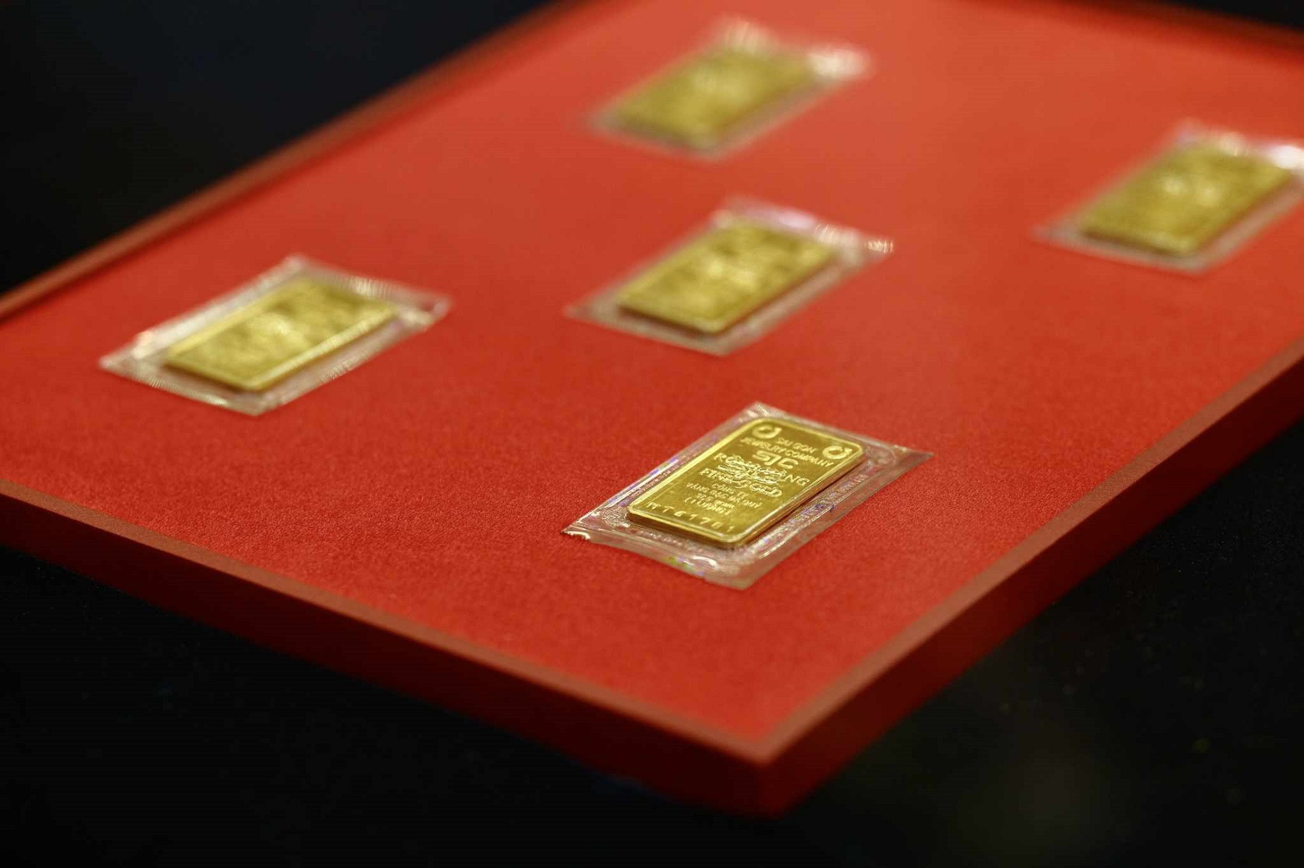 Vàng miếng SJC được trưng bày tại Agribank trong ngày đầu tiên ngân hàng mở bán. Ảnh: Mạnh Hùng.