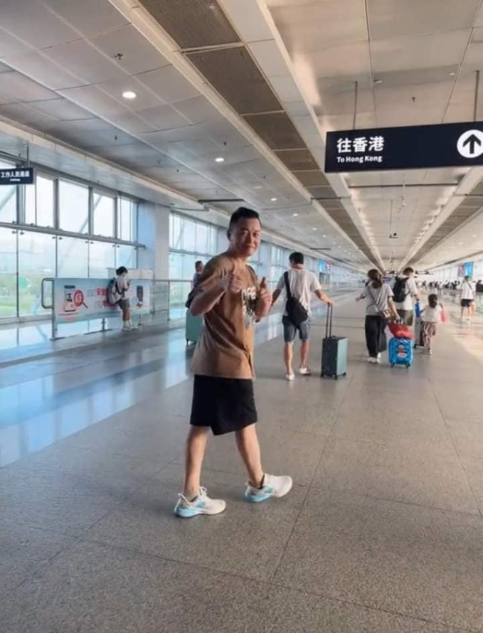 Tôn Bằng đăng tải hình ảnh đang ở sân bay để chuẩn bị sang Việt Nam.