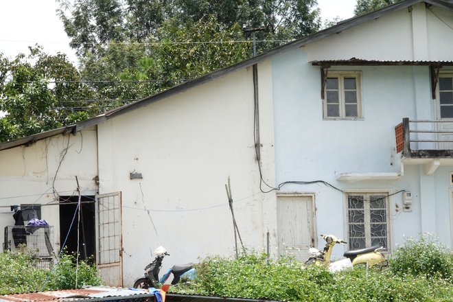 Ngôi nhà hiện tại khá yên ắng, không còn nghe tiếng chó sủa chỉ còn lại một vài chiếc lồng sắt bỏ bên ngoài sân