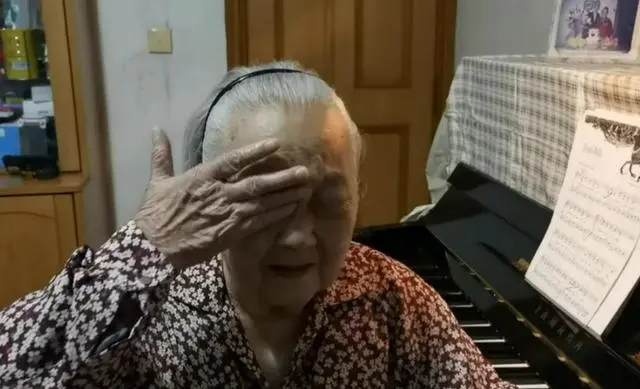 Bà Lư bàng hoàng khi biết chồng tặng giúp việc 2 triệu NDT. Ảnh: Baijiahao