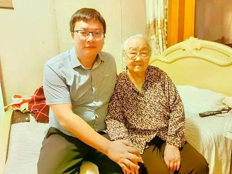 Cụ bà cùng luật sư. Ảnh: Sohu