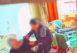 Camera ghi lại việc nữ giúp việc bạo hành cụ bà bị liệt.