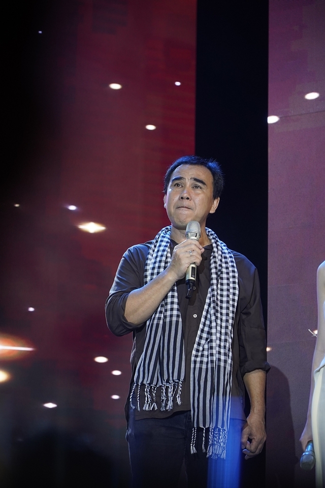 Quyền Linh nghẹn ngào bật khóc khi nhắc về cha