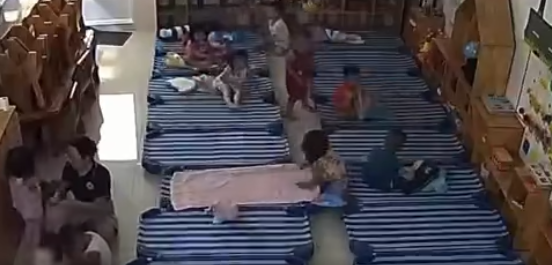 Em bé và chiếc chăn 