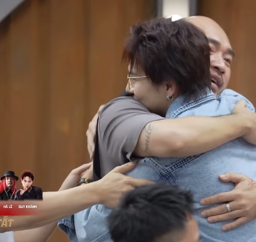 Duy Khánh và Tiến Luật ôm nhau làm hòa ở Anh Trai Vượt Ngàn Chông Gai, xóa bỏ hiềm khích 8 năm.