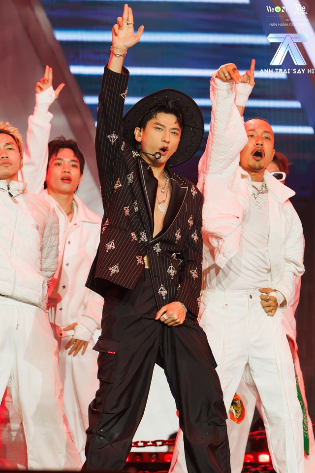 Isaac gầy đi khá nhiều khi tham gia chương trình