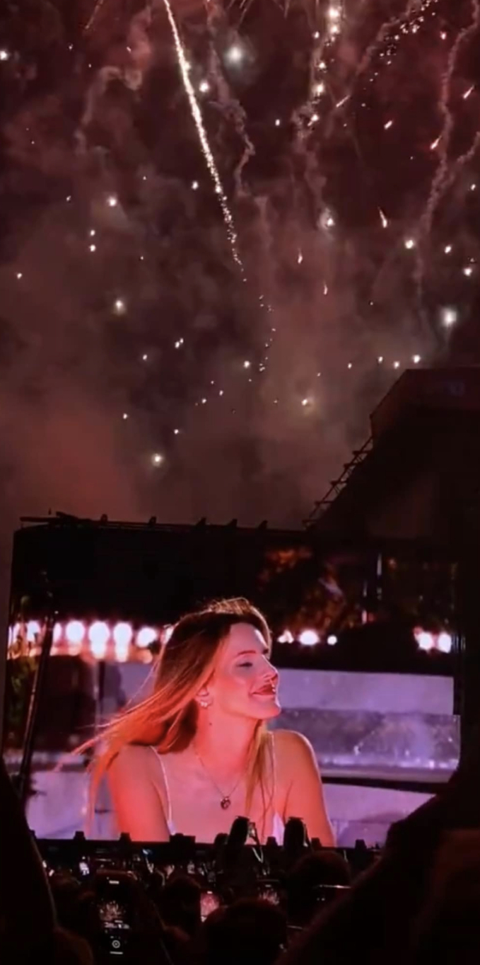 Dù vậy, cảnh quay nữ ca sĩ vẫn vô cùng lung linh và thơ mộng