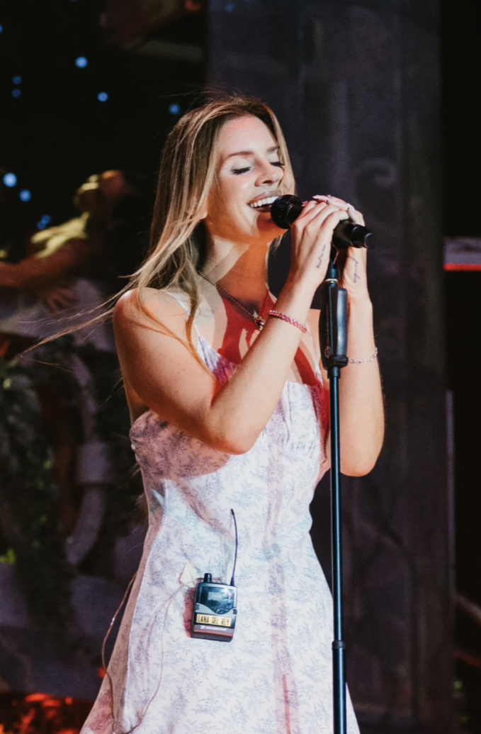 Lana Del Rey đẹp tựa nữ thần trong show diễn tại Reading Festival