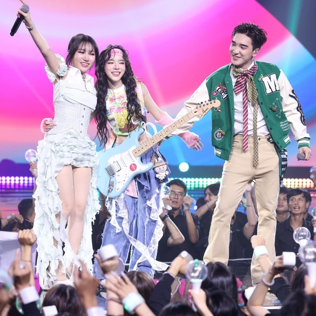 LyLy - Orange và Ogenus trên sân khấu Hương Đêm Bay Xa