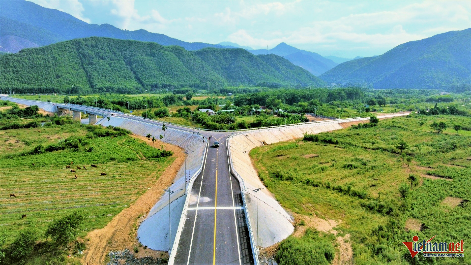 Dự án gồm các hạng mục chính: Đường nhánh chính, đường nhánh kết nối vào thôn Lộc Mỹ, cầu Cu Đê và cầu Bàu Vàng. Trong đó, đường nhánh chính có chiều dài 872,17m, điểm đầu nối với đường ĐT601 (tổng mức đầu tư 725 tỷ đồng) tại Km13+250, điểm cuối nối vào tuyến Bắc Thủy Tú - Phò Nam tại Km14+950.