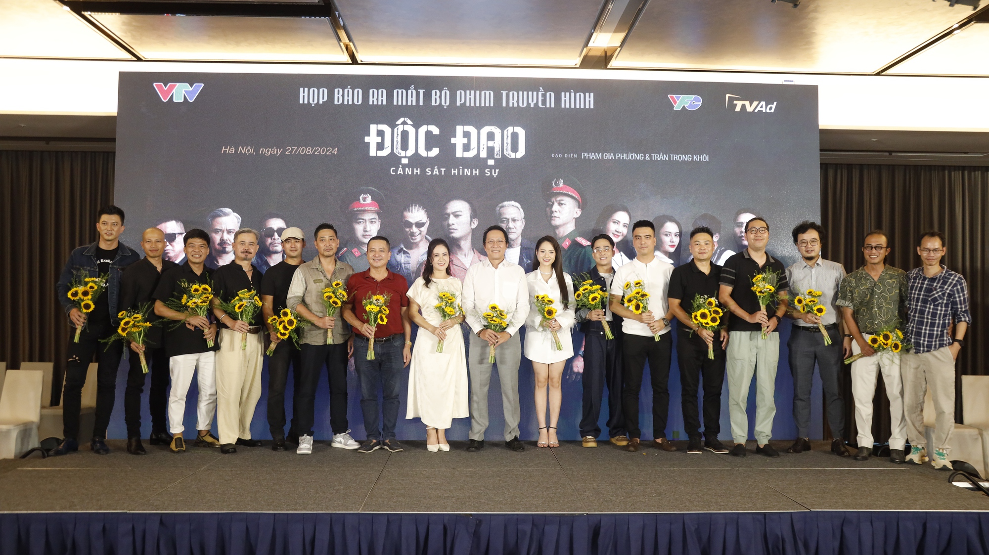 Ekip làm phim có mặt gần như đông đủ tại sự kiện