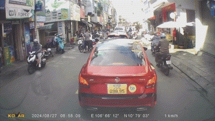 Khoảnh khắc thanh niên xăm trổ đánh người.